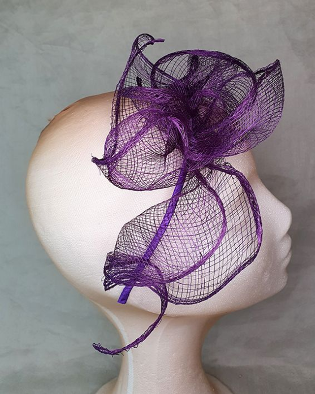 Iris tocado etéreo en sinamay violeta