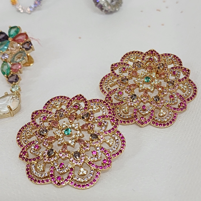 Brinco Mandala Cravejada Rosa - Ouro