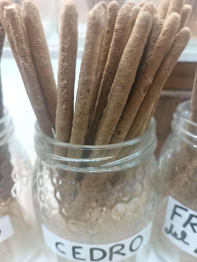 Incienso de cedro artesano