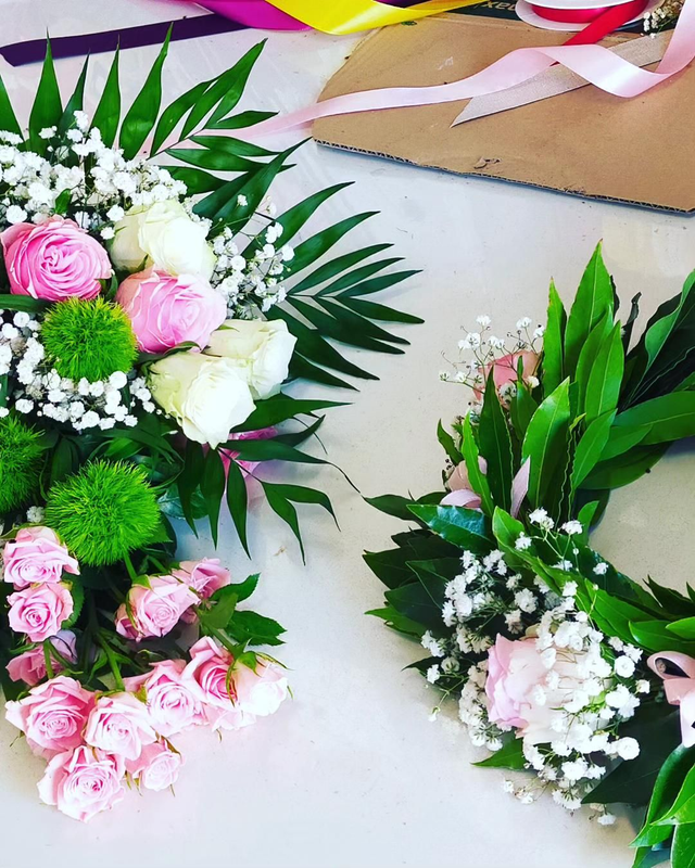 Serto elaborato con rose +bouquet abbinato 