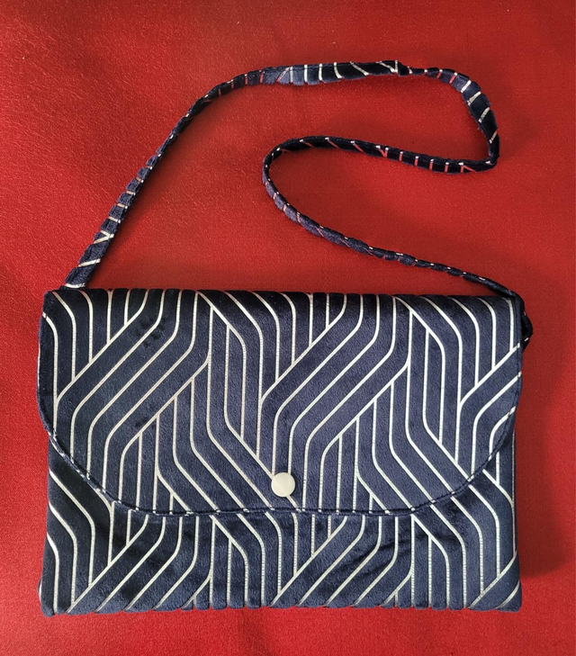 Pochette de fête bleue marine avec liserés argentés 
