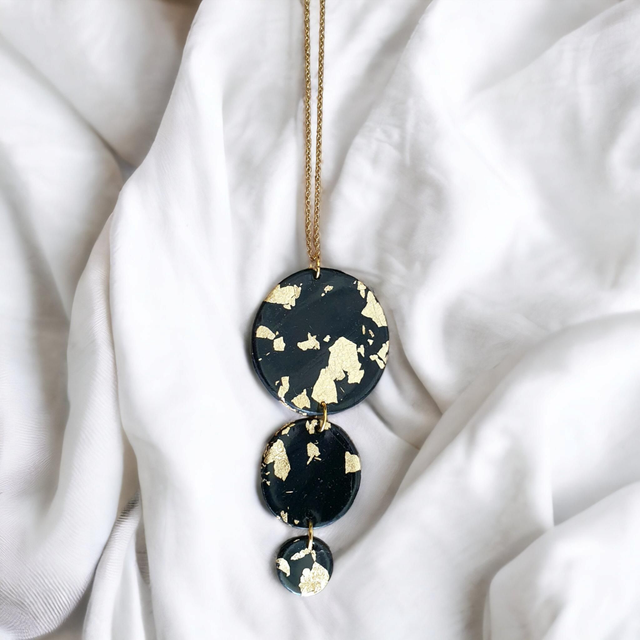 Collier rond noir avec dorures 
