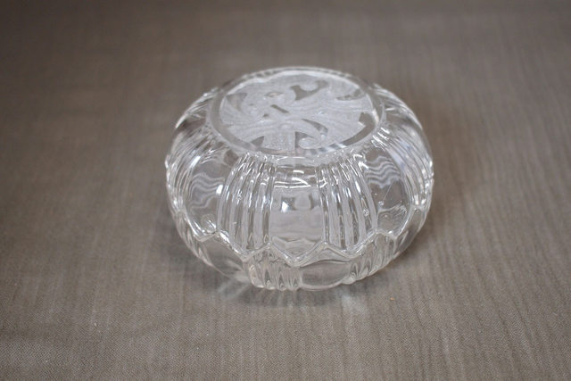 Made in France | Twee in elkaar grijpende ronde glazen schaaltjes Geschulpte tandvormige randen Retroglas met &#039;Frosty&#039; versiering | Vintage