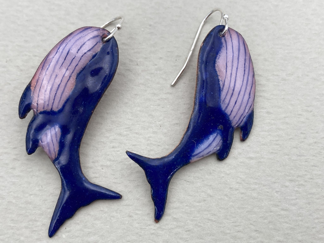 Boucles d’oreilles Baleine bleu Nuit | Émail artisanal & crochets plaqués argent