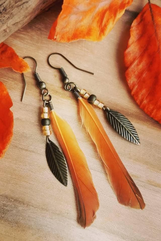 Boucles d&#039;oreilles plumes oranges