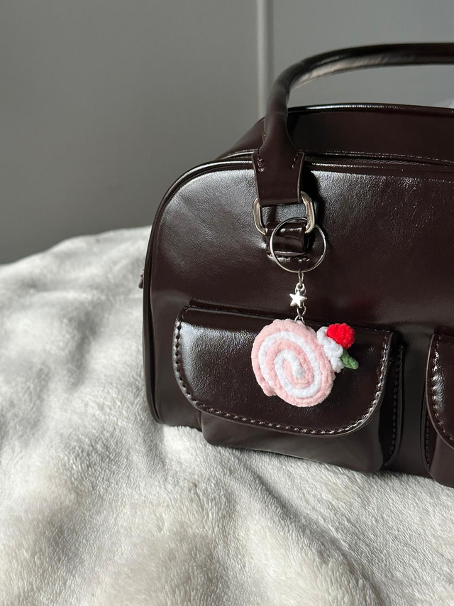 Bijou de sac - Porte-clés gâteau rose rollcake au crochet