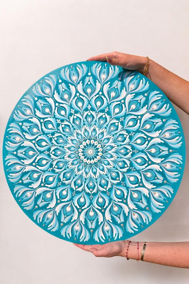 Grand Tableau en bois Mandala 55 cm – Œuvre murale bohème turquoise et blanc nacré – Pièce unique