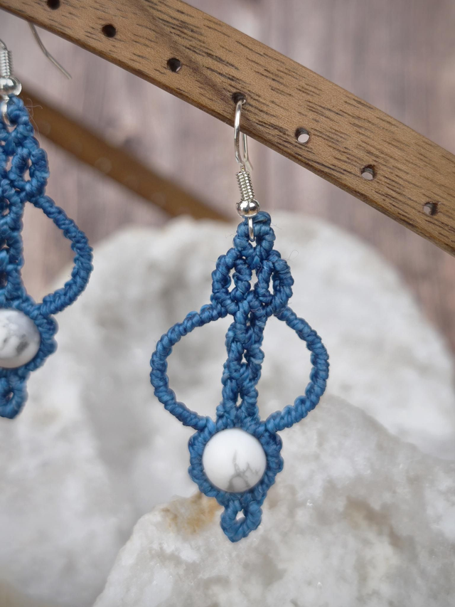Boucles bleues et howlite