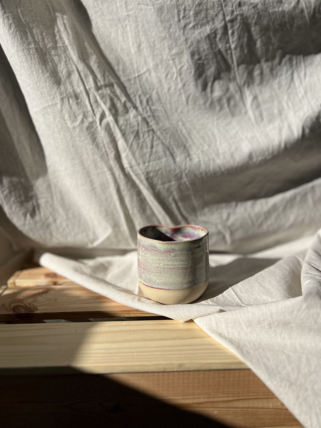 Herzbecher mit grün rosa Glasur