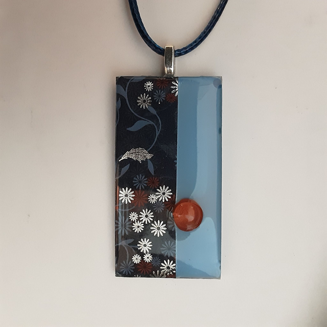 Pendentif rectangle moyen collection tapisserie fond bleu et bande fleurie noire et argent et cabochon rouge