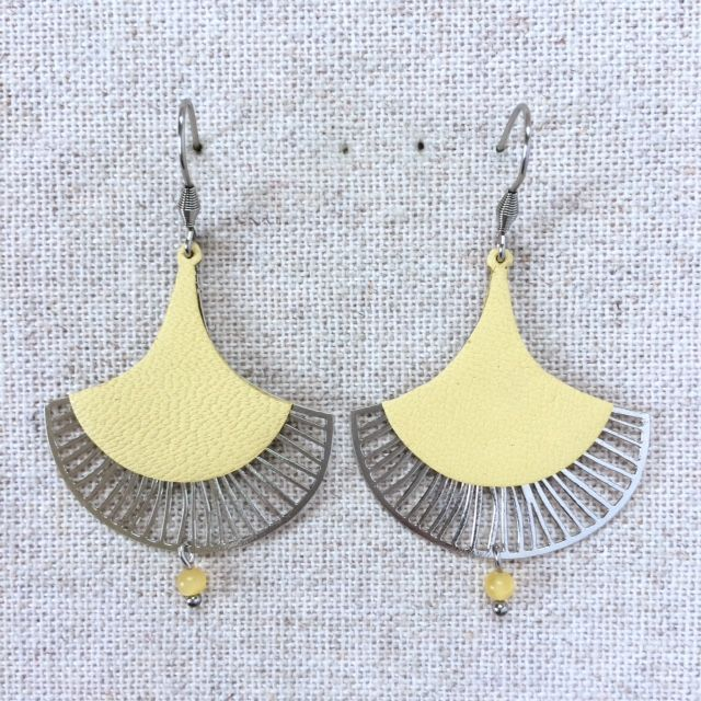 Boucles d’oreilles « Calando » argentées, cuir couleur jaune pâle
