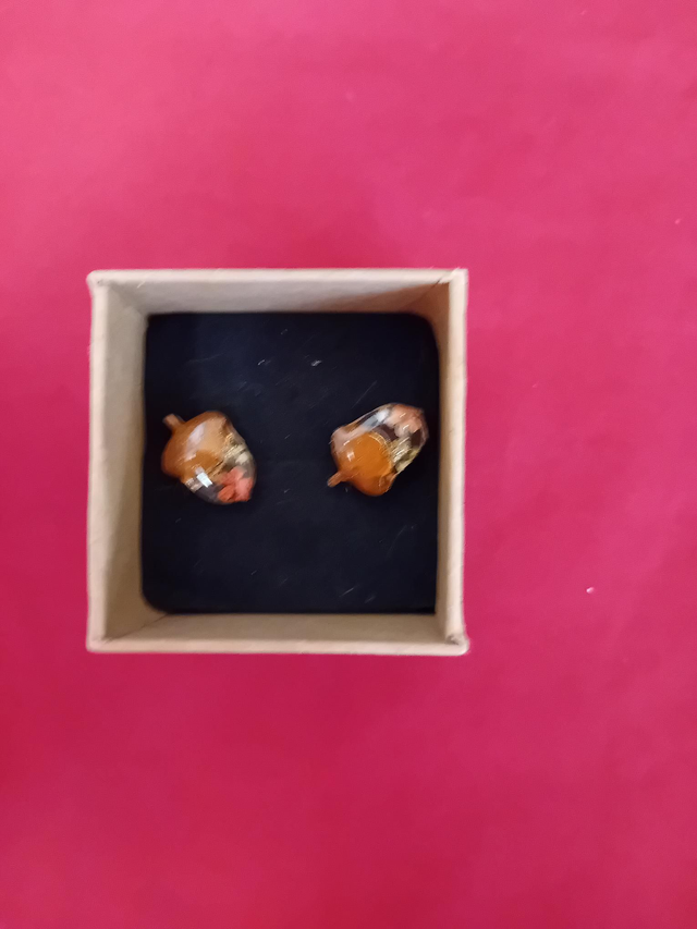 047 - Yellow acorn studs - Nature Inspiration 