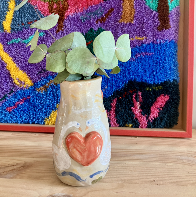 Little vase with swans and hearts <3