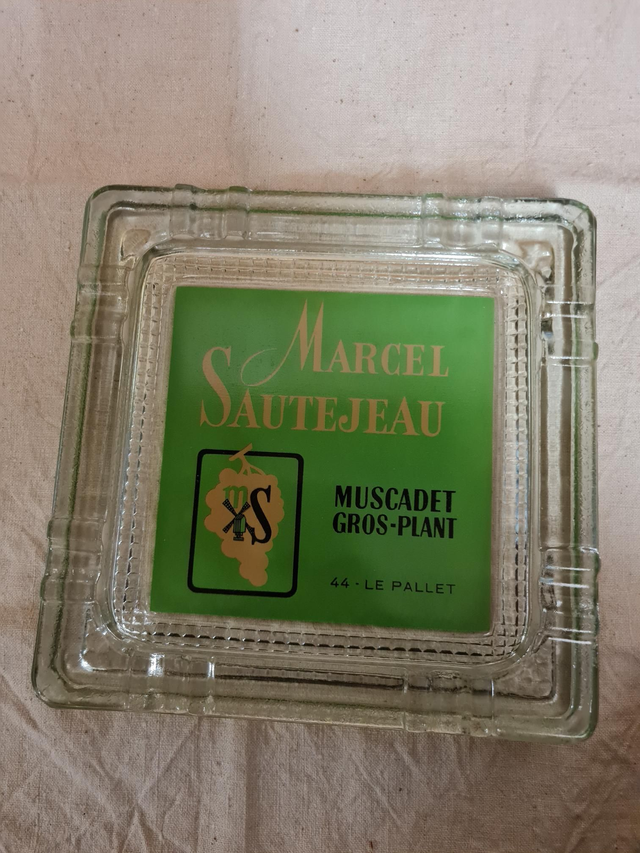 Cendrier Marcel Sautejeau Muscadet, état neuf  20/20/ ép 3.5 cm 