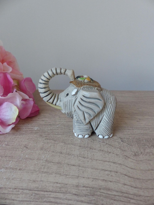Figurine Éléphant Porte-Bonheur Rinconada – Sculpture Artisanale en Argile, Uruguay, Sculpture Élégante en Poterie, Cadeau Décoratif Unique