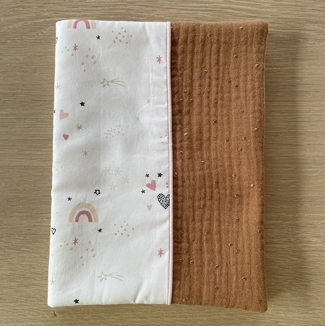 Protège carnet de santé, marron et cœur scintillant 