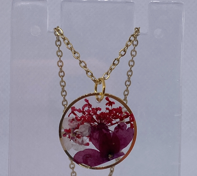 Gold necklace with real flowers 