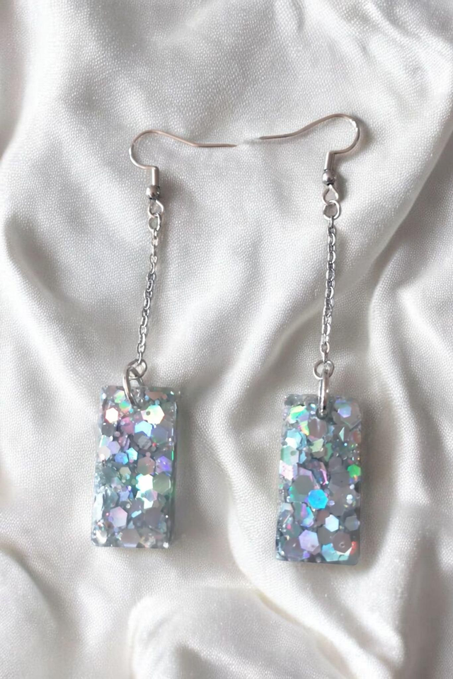 Boucles d&#039;oreilles en résine uv, hypoallergénique fait main 