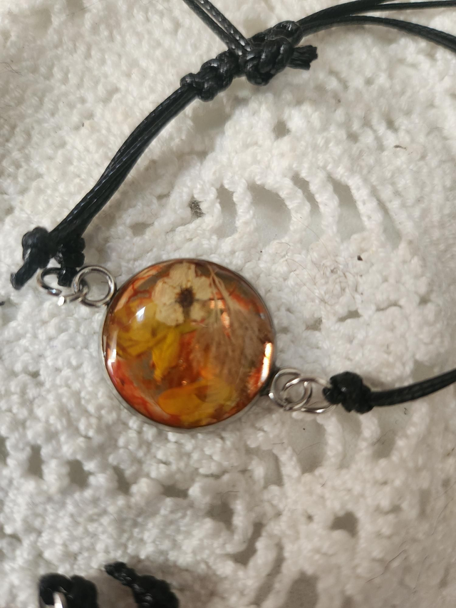 Bracelet fleurs cordon noir fond orange