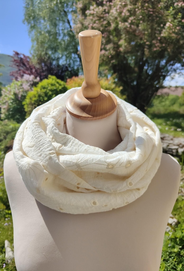 Tour de cou broderie écru 
