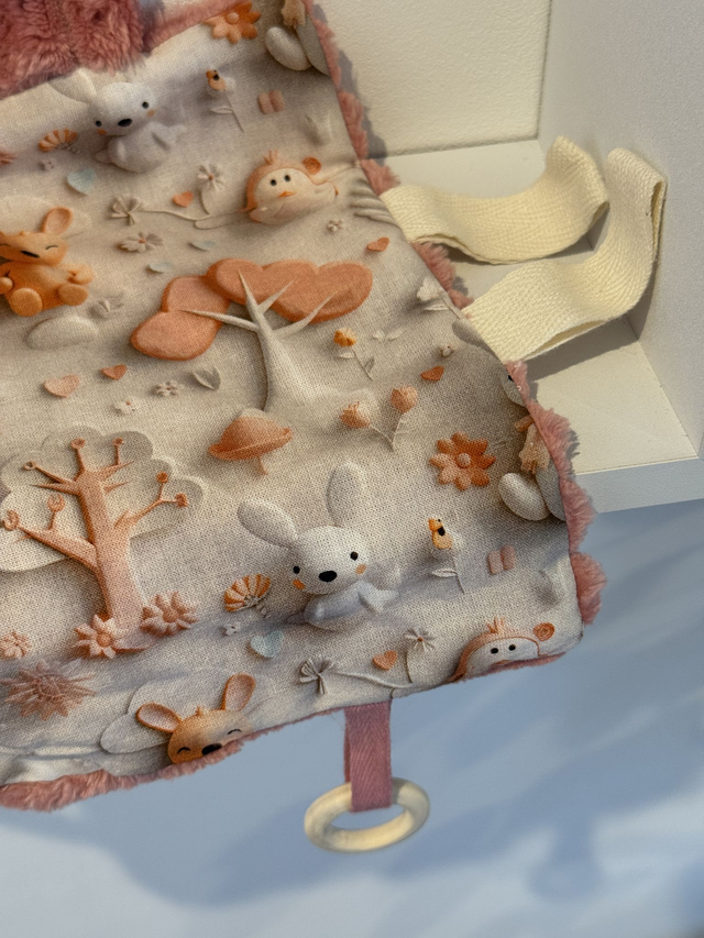 Doudou sensoriel foret/rose