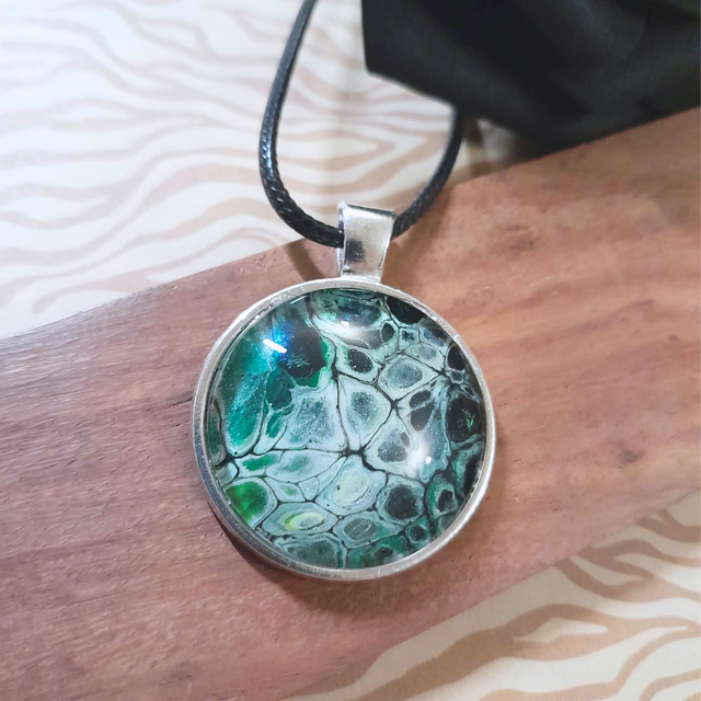 GABRIELLE – Collier – Métal argenté – Vert, noir et blanc