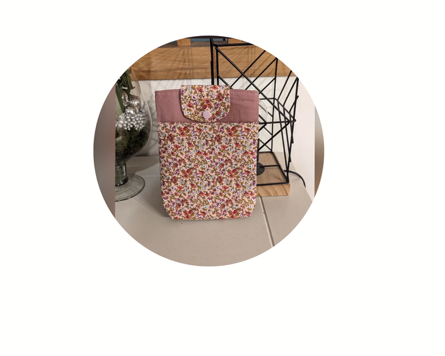 Pochette à livre de poche rose fleurie