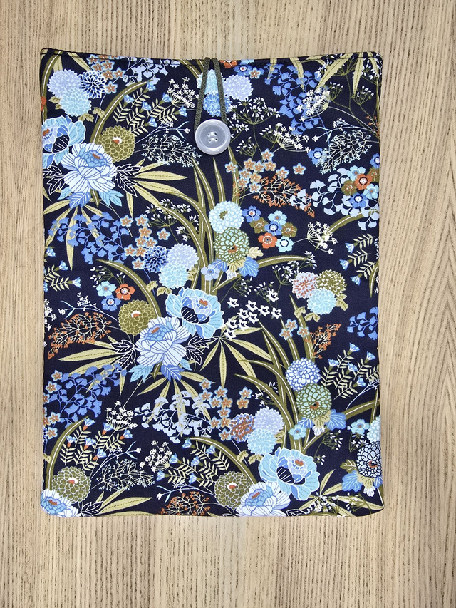 Funda de libro flores fondo azul marino
