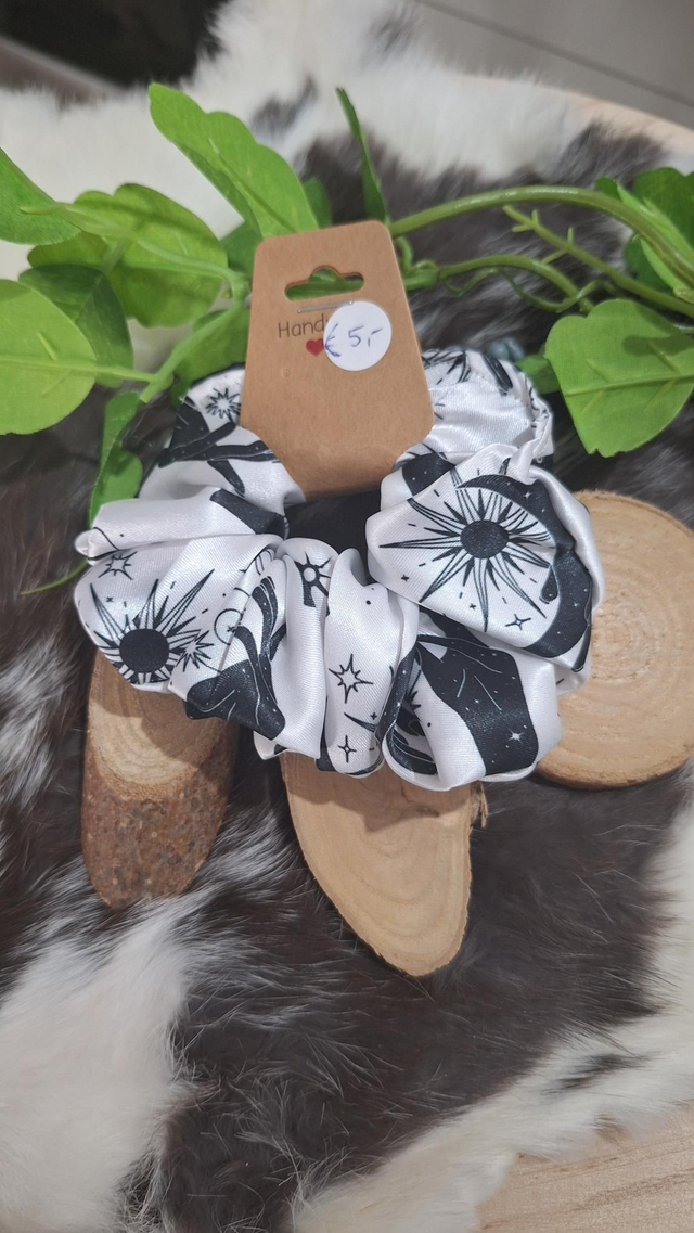 S-008. Hand and Stars white