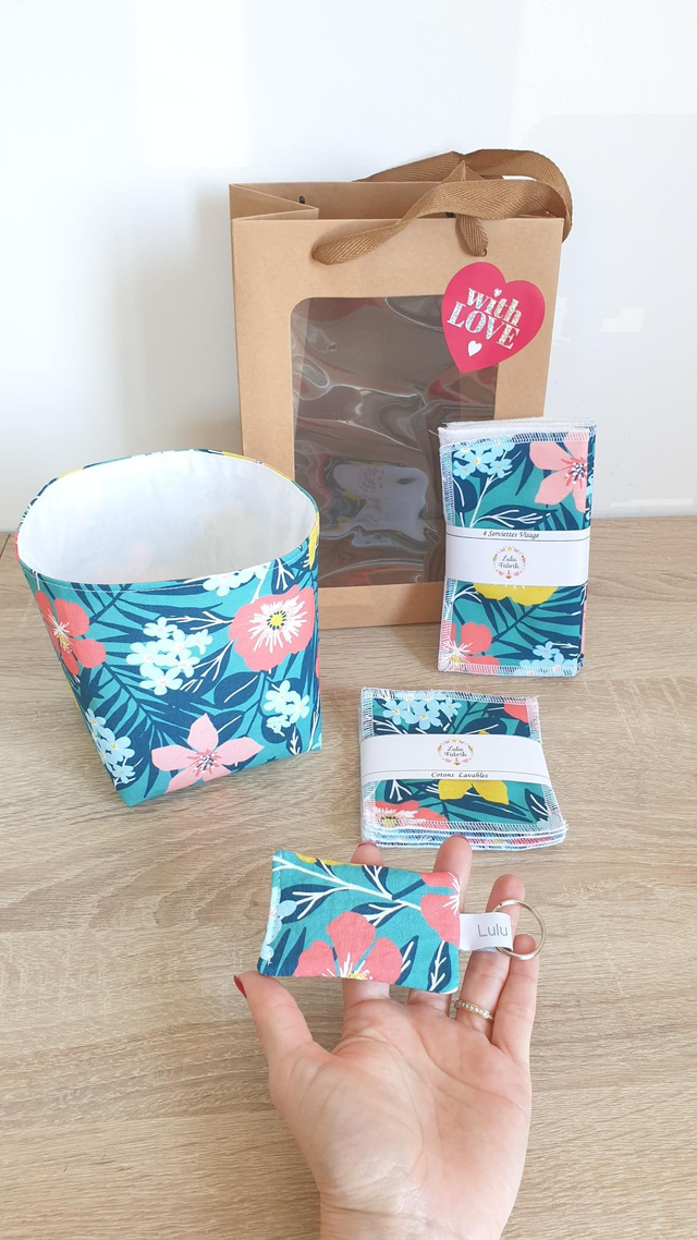 Coffret panier + 4 serviettes visage + 4 cotons + porte clés fleurs des îles