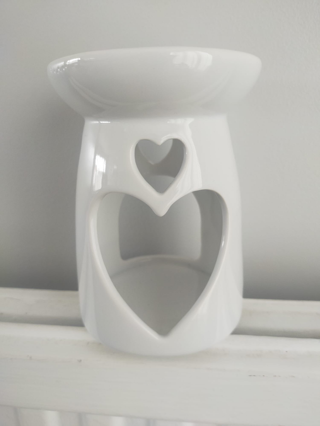  WHITE SLIM HEART WAX BURNER