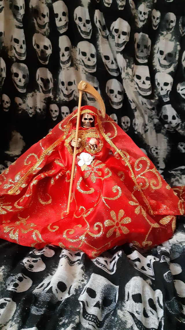 Statue Santa Muerte rouge avec robe