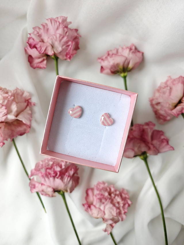 Valentinova kolekcija Roza petlja - Mali črtasti srce uhani