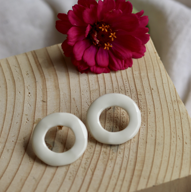 Boucles d'oreilles en porcelaine - Puces