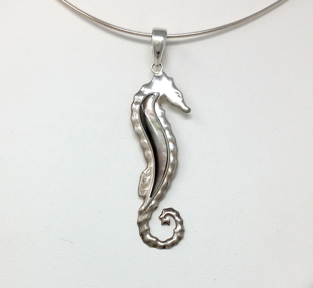 PENDENTIF HIPPOCAMPE DE NACRE GRISE SUR ARGENT MASSIF - VENDU SANS CHAINE - 4013