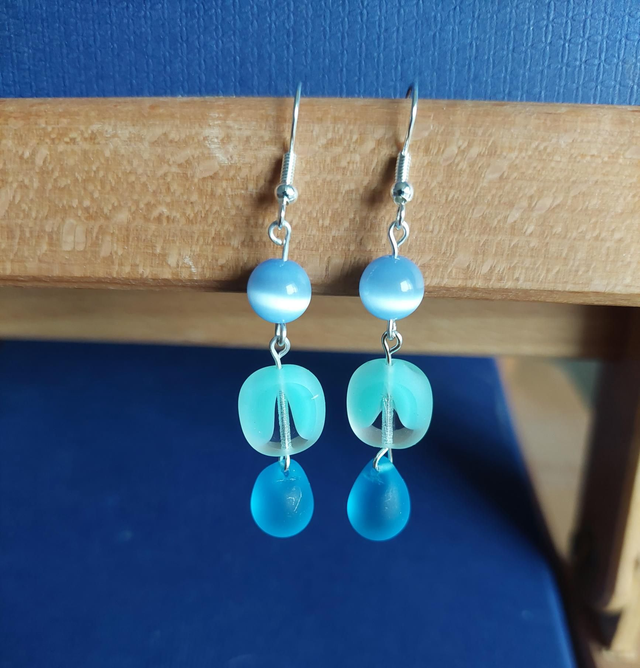 Boucles d&#039;oreilles bleues avec diverses perles 