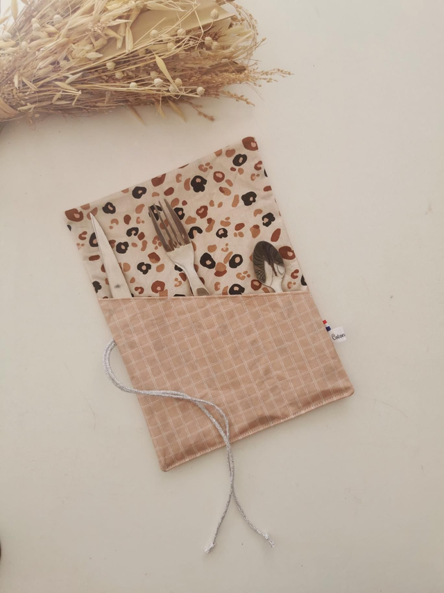 Étui couverts rose léopard 