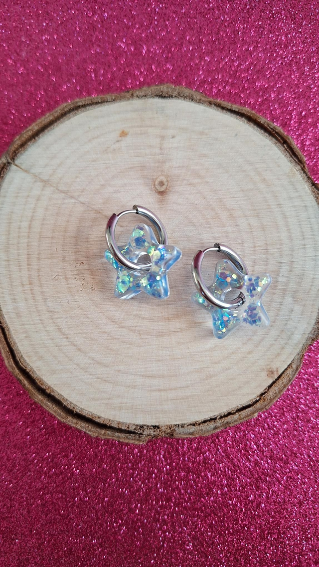 Créoles argentées étoiles bleues paillettes holographiques 