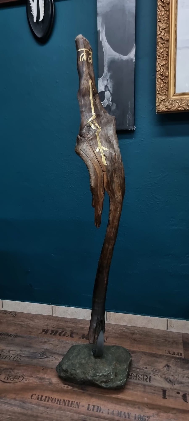 Holzskulptur auf Stein, Runenverzierung, Höhe ca. 125cm