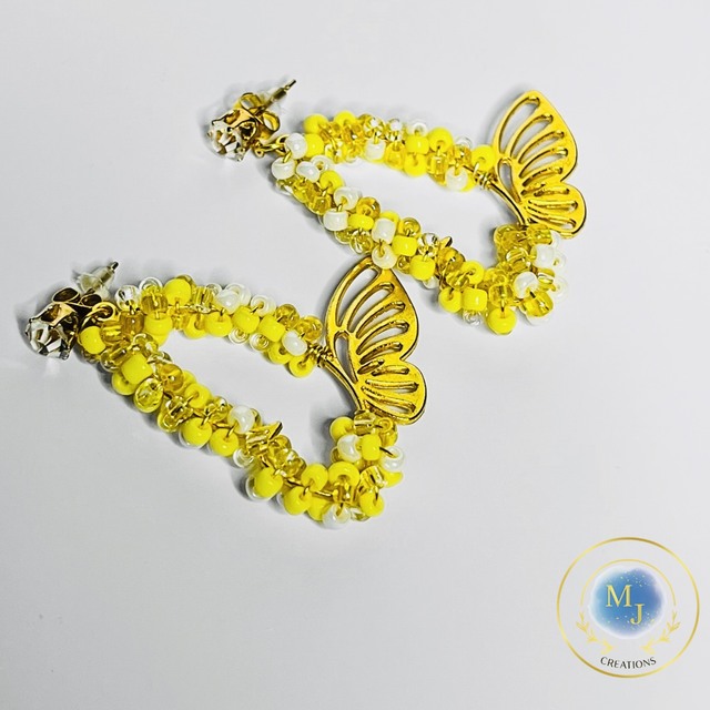 Butterglow Drops – Gele Kralenoorbellen met Gouden Vlinderaccent