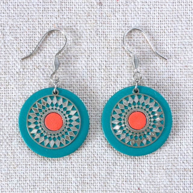 Boucles d’oreilles « Tambourin » argentées, cuir vert turquoise et orange fluo
