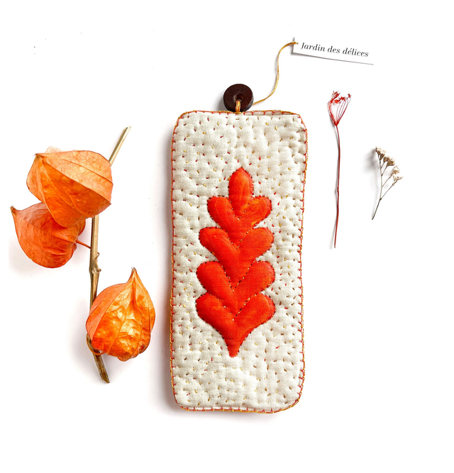 Tableau textile peint et brodé, branchage rouge en volume