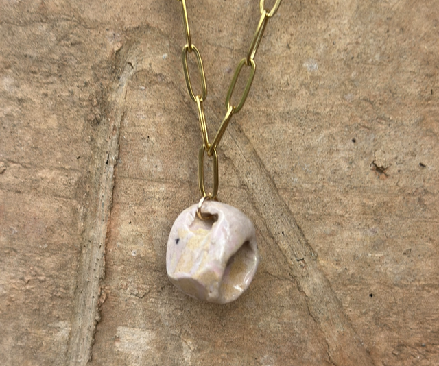 Collier “Petite Coupe Pastel” – Pendentif en céramique marbrée rose & jaune