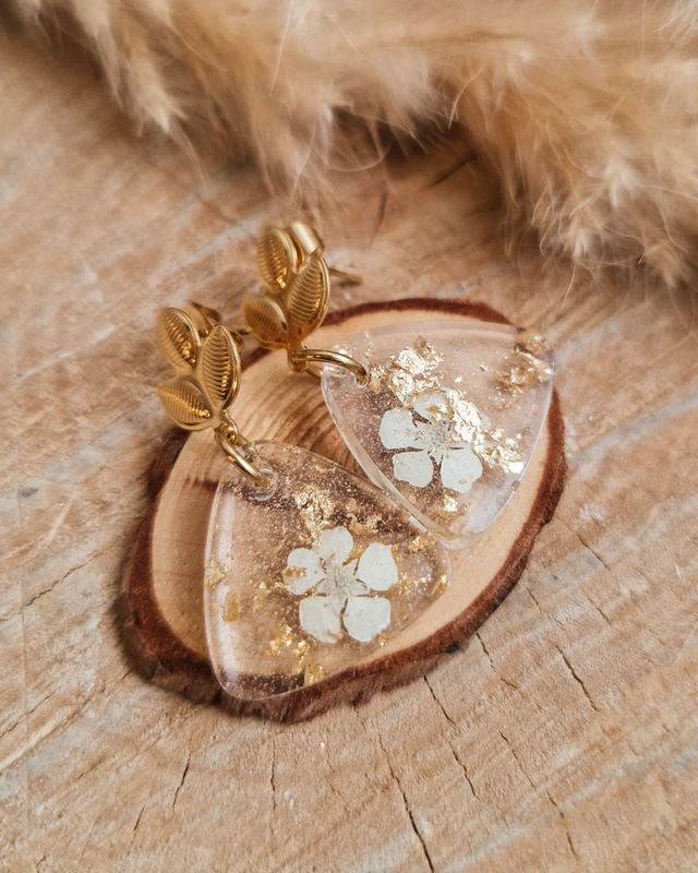 Boucles d'oreilles mini triangles - Modèle fleurs blanches / Modèle unique 
