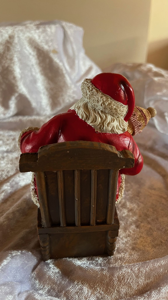 Weihnachtsmann auf Sessel – liebevoll gestaltete Weihnachtsfigur aus Poly