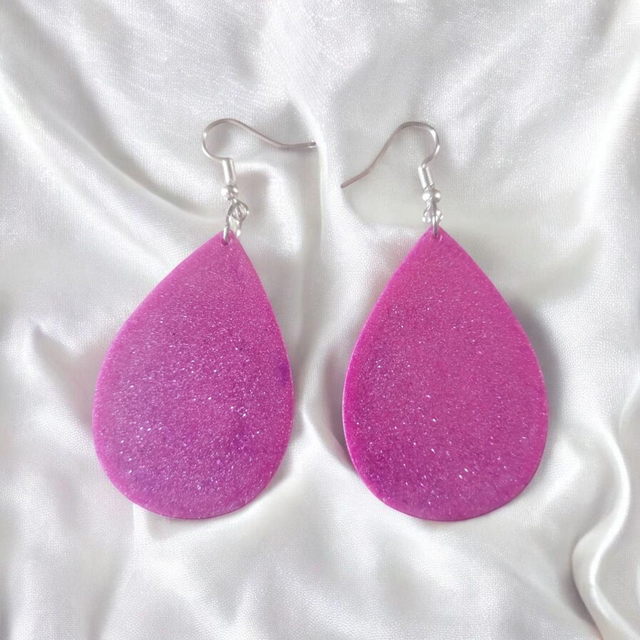 Boucles d&#039;oreilles artisanales en résine uv, hypoallergénique fait main en France