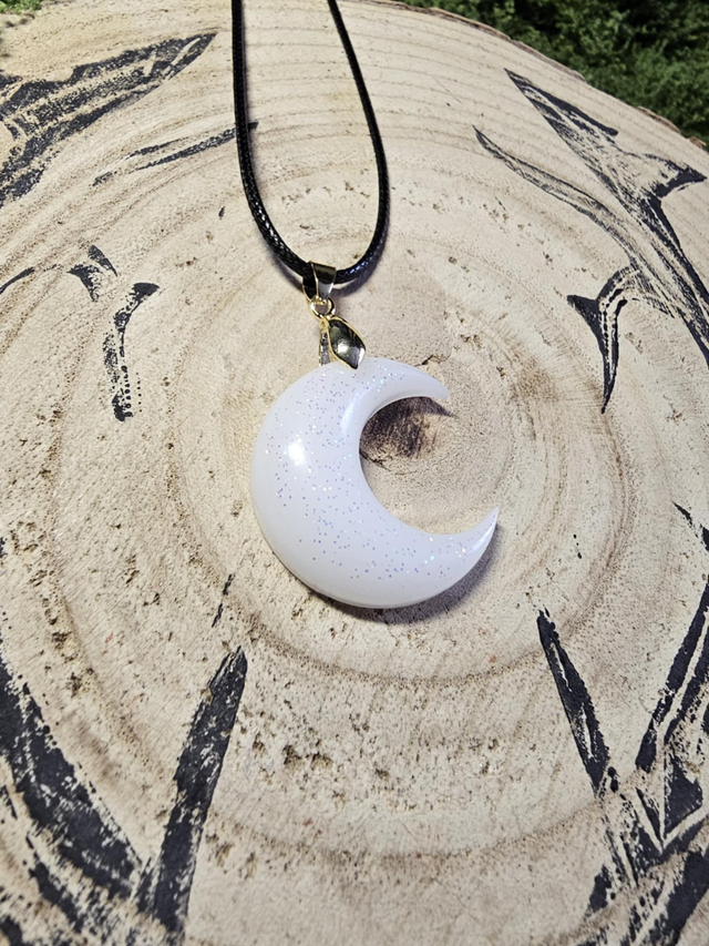 Lune étoilée de blanc