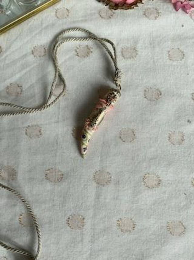 collier pendentif corne brodé