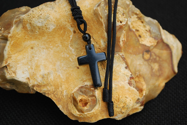 Collier croix en obsidienne