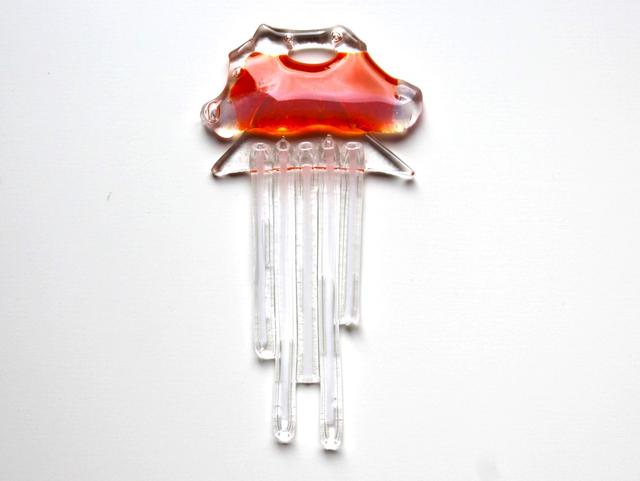 o7 Schmuckanhänger aus Glas . Akzent in Orange mit leichtem Opalglas-Schimmer . 6 x 11 cm